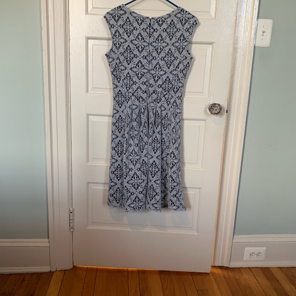 Lace stretchy midi dress - Picture 3 of 3